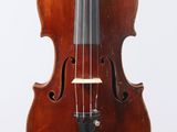 gros plan d'un violon avec un archet sur fond blanc
