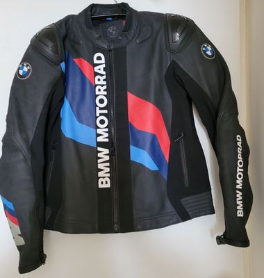 une veste en cuir arborant le logo BMW, accrochée au mur