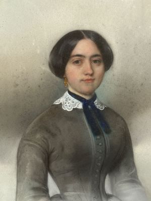 portrait d'une femme en robe grise à col blanc