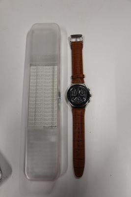 une montre posée sur un étui en plastique