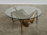 une photo d'une table en verre sur laquelle se trouve un objet en métal