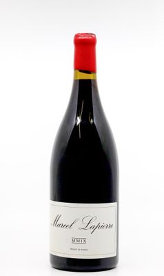une bouteille de vin posée sur une table