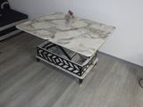 une table avec un plateau en marbre dans un salon