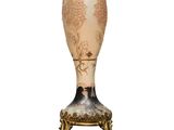 un vase posé sur un support sur une surface blanche
