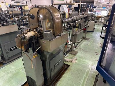 une image représentant une machine dans une usine où se trouvent de nombreuses machines