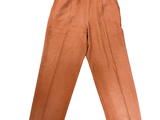 une photo d'un pantalon posé sur un fond blanc