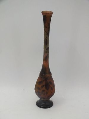 un petit vase posé sur une table