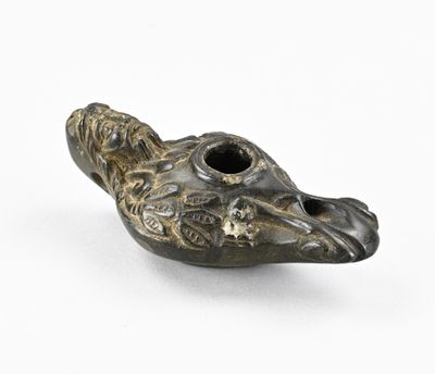 a small metal object that looks like an alligator ' s head