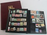 un livre avec des timbres, posé sur une table