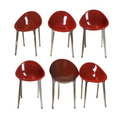 six chaises en plastique rouge aux pieds chromés, sur fond blanc