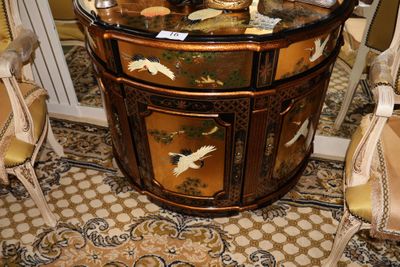une petite table avec un plateau en verre orné d'un motif d'oiseau