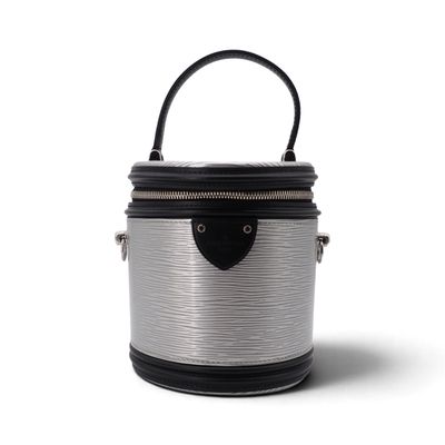 une image représentant un sac argenté et noir sur fond blanc