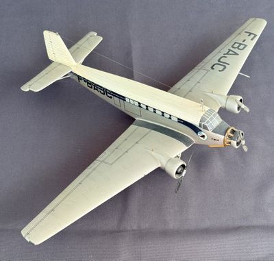 une maquette de petit avion posée sur une table
