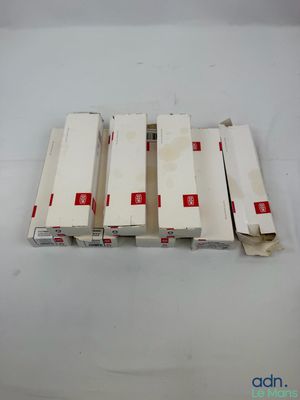 quatre paquets de cigarettes posés sur une table blanche