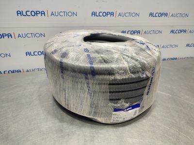 une photo montrant un rouleau de tissu emballé dans du plastique posé sur une table