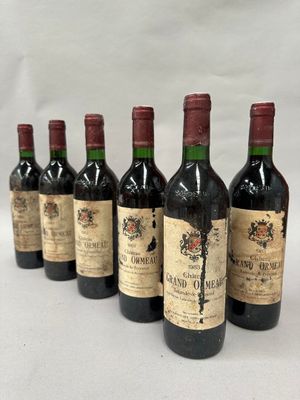 six bouteilles de vin sont alignées sur une table