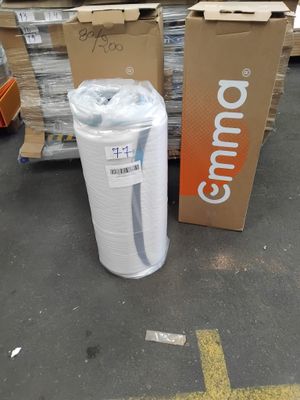 une boîte de papier toilette et un rouleau de papier toilette par terre