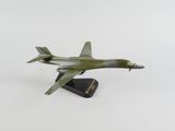une petite maquette d'avion militaire posée sur un socle