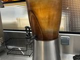 un mixeur posé sur le comptoir d'un restaurant