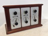 une radio en bois équipée de quatre cadrans différents