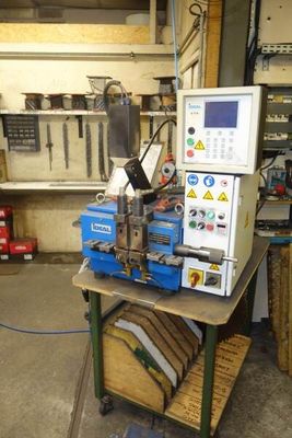 a machine that is sitting on a table in a garage