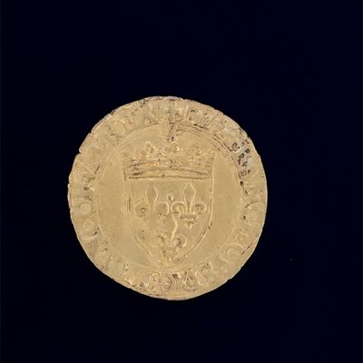 une pièce d'or surmontée d'une couronne