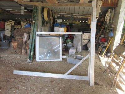 une image représentant un garage avec une fenêtre