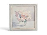 un tableau représentant des roses roses dans un vase posé sur une table