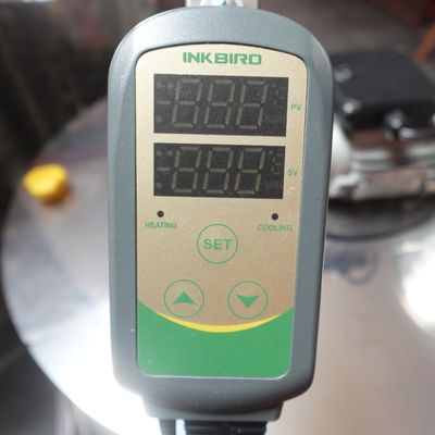 un gros plan d'un thermomètre numérique posé sur une table