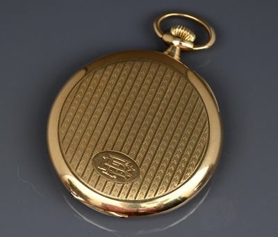 l'image d'une montre de poche en or sur un fond bleu