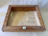 une vieille boîte en bois avec un couvercle en verre, sur fond blanc