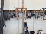 de nombreux outils accrochés au mur du garage