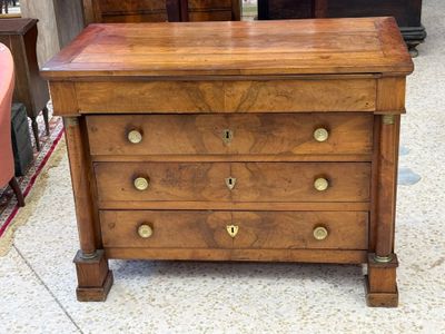 une commode en bois ornée de boutons en laiton
