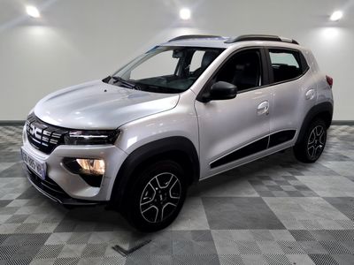 la voiture blanche est garée dans le garage sur un sol en damier