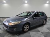 la photo d'une voiture bleue garée dans un garage