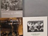 trois livres sont posés sur une table les uns à côté des autres