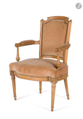une image représentant une chaise en bois dont l'assise est recouverte d'un tissu de couleur beige