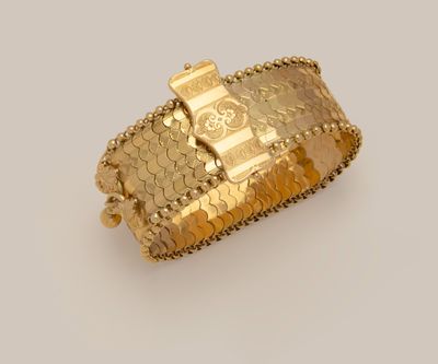 une photo d'un bracelet en or orné d'une croix