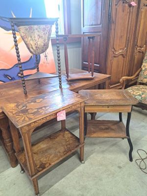 une table sur laquelle est posée une lampe, avec une chaise devant