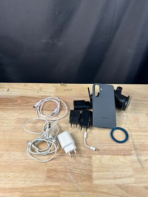 un téléphone posé sur une table, branché à un chargeur
