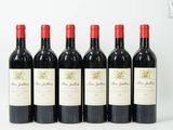 six bouteilles de vin rouge alignées sur une surface blanche