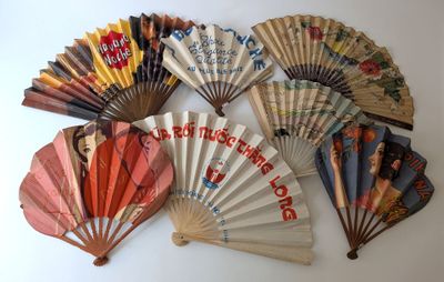 les nombreux types d'éventails posés sur la table