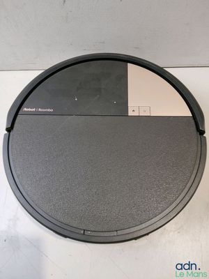 une image montrant un gros plan d'un robot posé sur une surface blanche