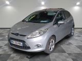 une voiture argentée garée sur un sol à carreaux