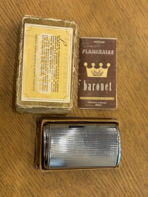 un briquet et une boîte d'allumettes posés sur une table