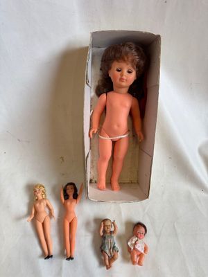 une petite poupée dans une boîte contenant d'autres poupées