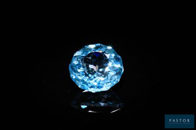 gros plan d'un diamant bleu sur une surface noire