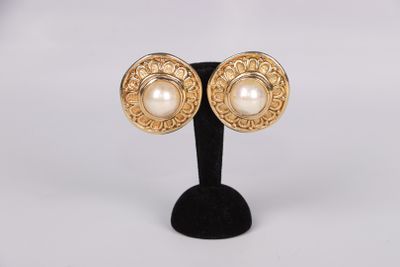 Christian DIOR Paire de clips d'oreilles dorée et centrées d…
