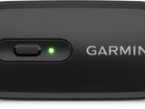un gros plan d'un appareil Garmin sur fond blanc