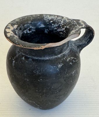un vase noir posé sur une table